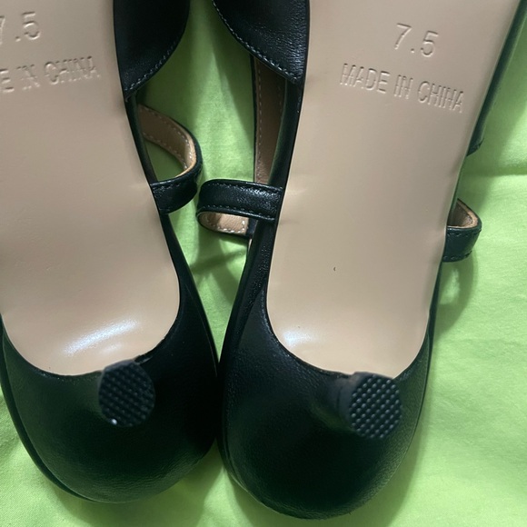 Chic Black Pointed-Toe Heels - Picture 11 of 14